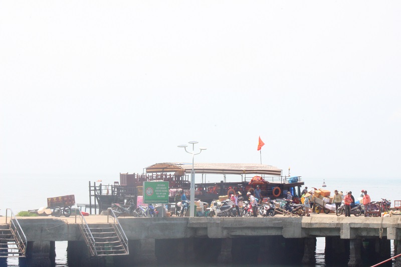 Tàu chợ đi Cù Lao Chàm đang cập cảng Cù Lao Chàm