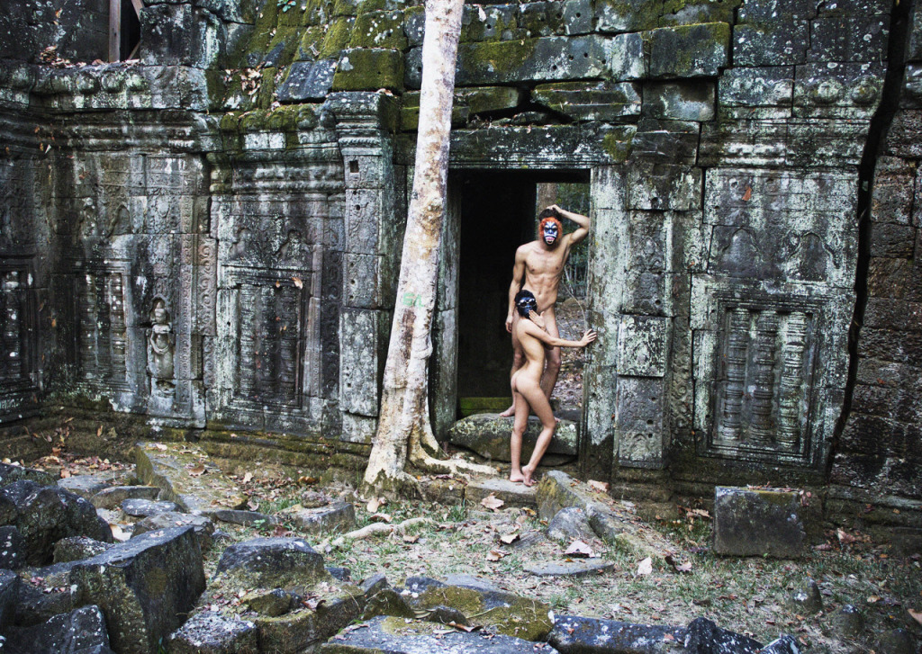 Hai du khách người Đức chụp hình nude tại Angkor Wat