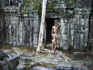 Hai du khách người Đức chụp hình nude tại Angkor Wat