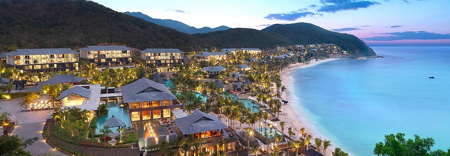 Du khách có thể dễ dàng tìm thấy các khách sạn, resort cao cấp khi đến với Tam Á. Các hệ thống khách sạn nổi tiếng như Marriot, Resort Horizon, Intercontinental đều đã có mặt ở đây.