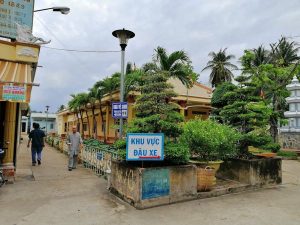 Khu vực đậu xe ở chùa Vĩnh Tràng