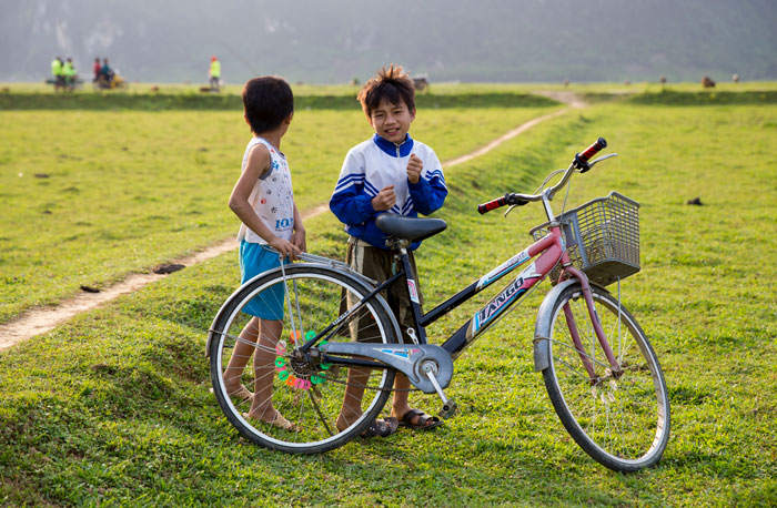 Những đứa trẻ hồn nhiên ở Tân Hóa