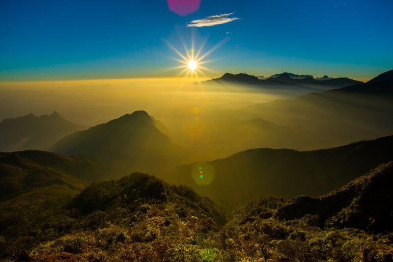 Bình minh trên mây ở ngọn núi cao thứ 4 Việt Nam